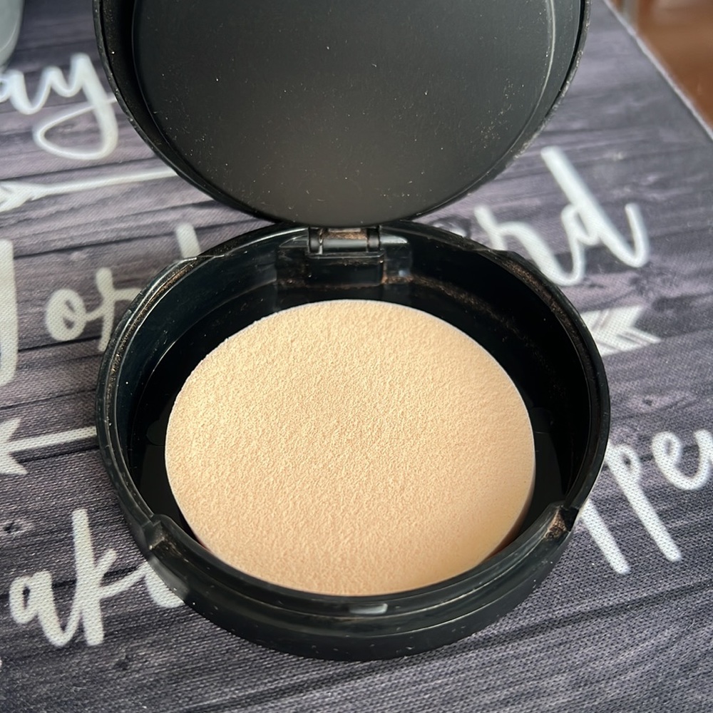 Filtered Face Powder/Foundation - Picture 4 of 5